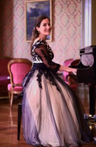 Anna_Vichery-aw-196x300 Anna Vichery - Sopranistin, klassische Sängerin, Sängerin Sängerin für Anlässe wie Hochzeiten, Beerdigungen, Taufen, Geburtstage, auf Wunsch mit Organisation von Musikern, Pianisten Anna Vichery aw 196x300 1